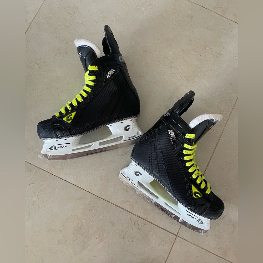 Graff G335s Supra boys skates size 4.5Y